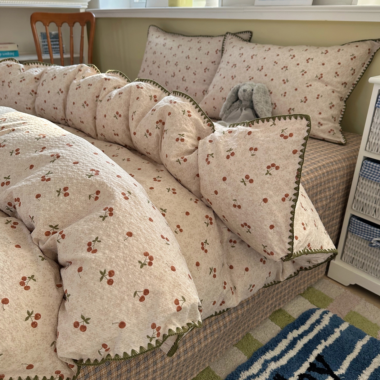 91家纺网 家纺一手货源 找家纺 贝扬思家纺 2026春夏新款高品质A类泡芙纱甜栗贝壳边四件套系列~小红书推荐（110g） 甜栗-酒渍樱桃