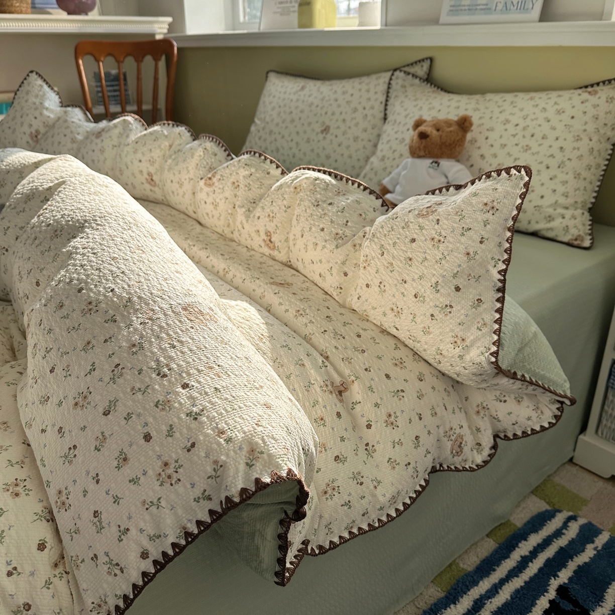 91家纺网 家纺一手货源 找家纺 贝扬思家纺 2026春夏新款高品质A类泡芙纱甜栗贝壳边四件套系列~小红书推荐（110g） 甜栗-木马小花团