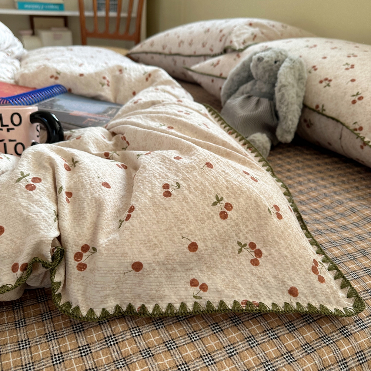 91家纺网 家纺一手货源 找家纺 贝扬思家纺 2026春夏新款高品质A类泡芙纱甜栗贝壳边四件套系列~小红书推荐（110g） 甜栗-酒渍樱桃