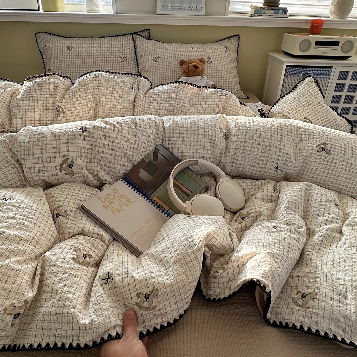 91家纺网 家纺一手货源 找家纺 贝扬思家纺 2026春夏新款高品质A类泡芙纱甜栗贝壳边四件套系列~小红书推荐（110g） 甜栗-织纹木马迹