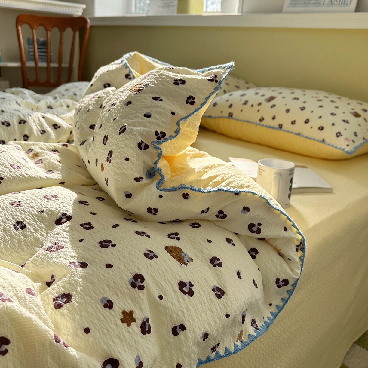 91家纺网 家纺一手货源 找家纺 贝扬思家纺 2026春夏新款高品质A类泡芙纱甜栗贝壳边四件套系列~小红书推荐（110g） 甜栗-豹纹咪星黄