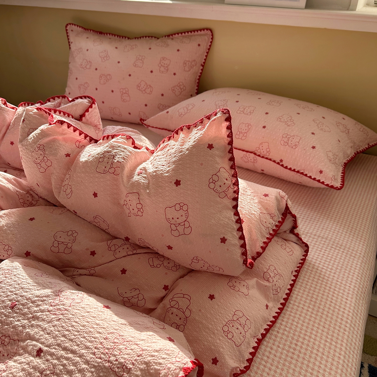 91家纺网 家纺一手货源 找家纺 贝扬思家纺 2026春夏新款高品质A类泡芙纱甜栗贝壳边四件套系列~小红书推荐（110g） 甜栗-描线小猫粉