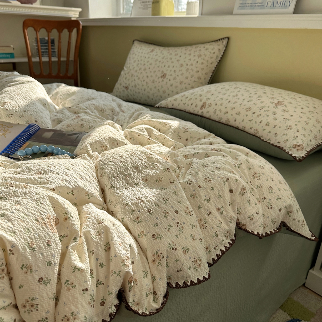 91家纺网 家纺一手货源 找家纺 贝扬思家纺 2026春夏新款高品质A类泡芙纱甜栗贝壳边四件套系列~小红书推荐（110g） 甜栗-木马小花团