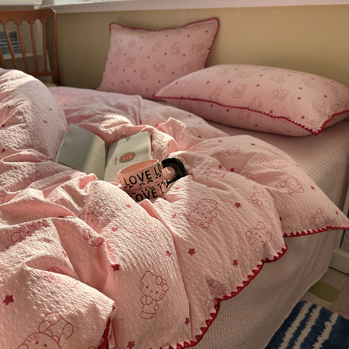 91家纺网 家纺一手货源 找家纺 贝扬思家纺 2026春夏新款高品质A类泡芙纱甜栗贝壳边四件套系列~小红书推荐（110g） 甜栗-描线小猫粉