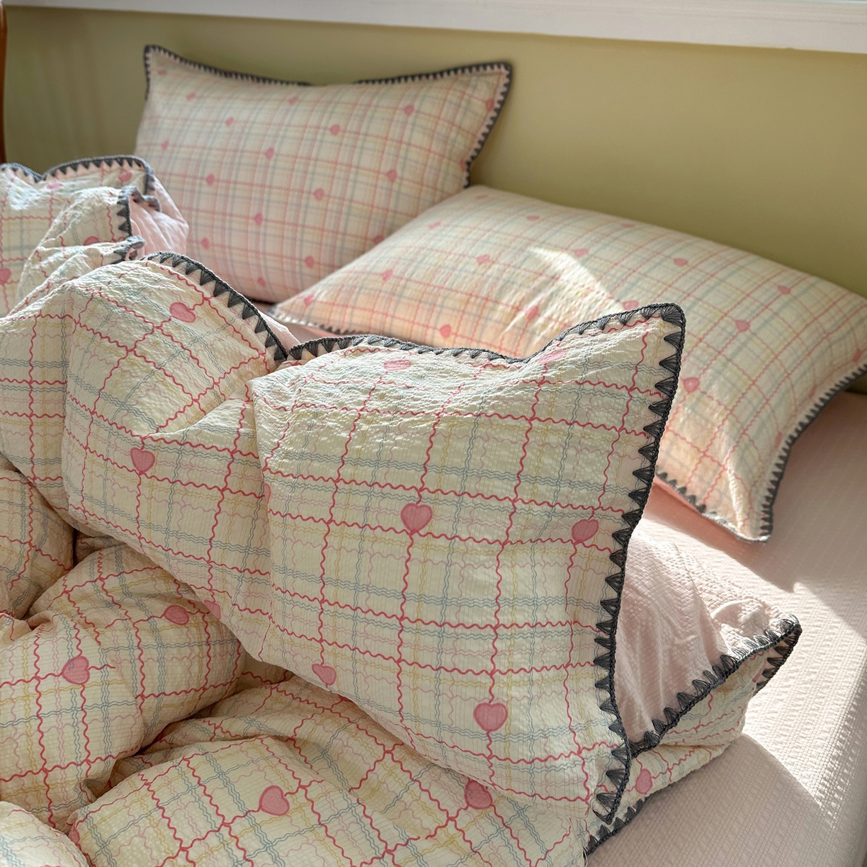 91家纺网 家纺一手货源 找家纺 贝扬思家纺 2026春夏新款高品质A类泡芙纱甜栗贝壳边四件套系列~小红书推荐（110g） 甜栗-格格心