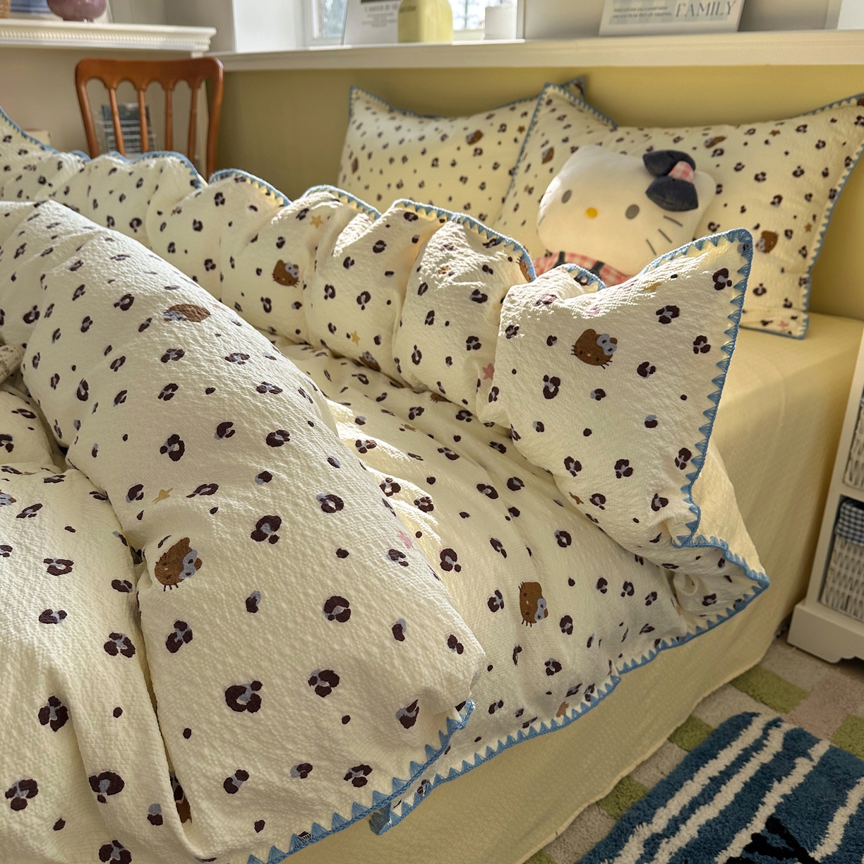 91家纺网 家纺一手货源 找家纺 贝扬思家纺 2026春夏新款高品质A类泡芙纱甜栗贝壳边四件套系列~小红书推荐（110g） 甜栗-豹纹咪星黄