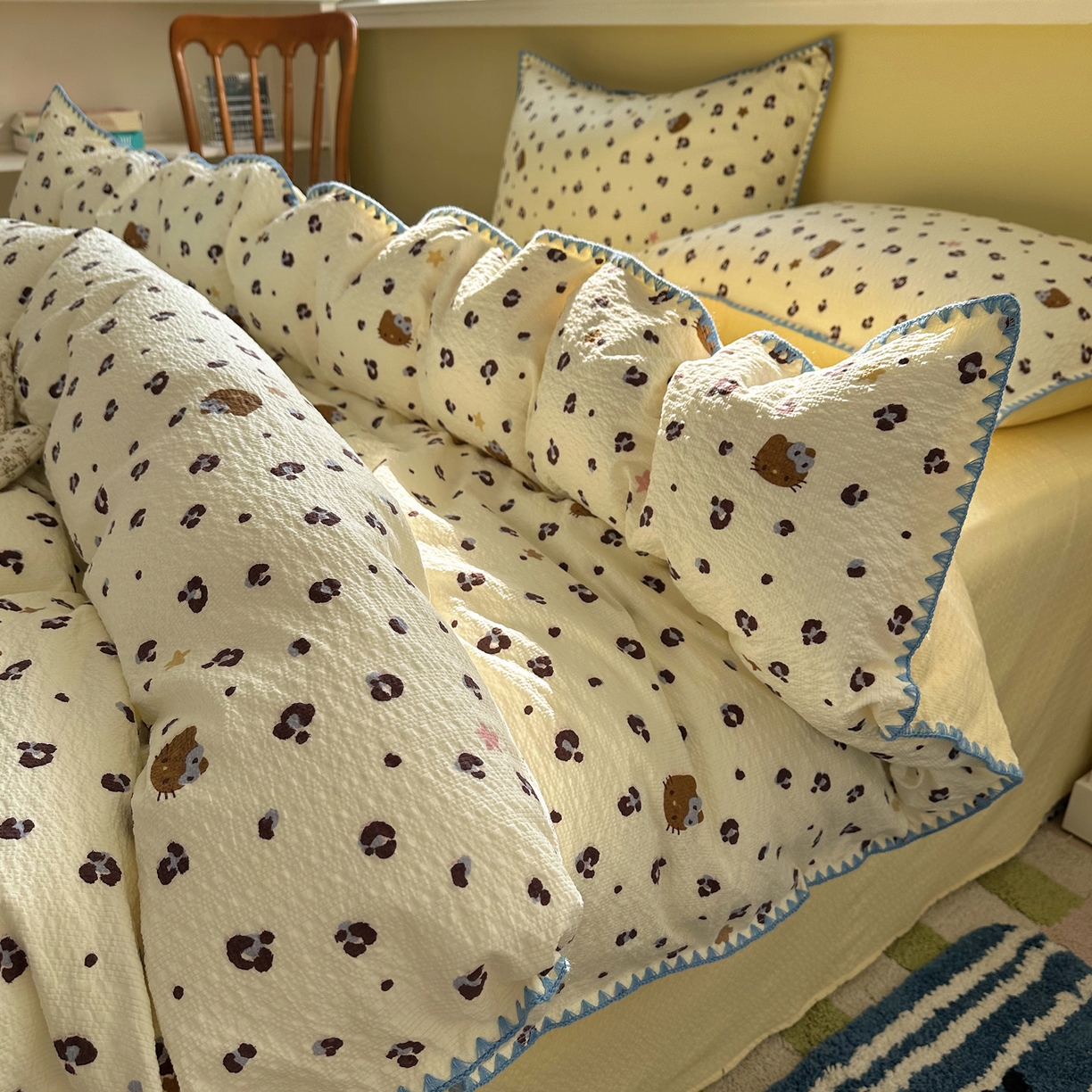 91家纺网 家纺一手货源 找家纺 贝扬思家纺 2026春夏新款高品质A类泡芙纱甜栗贝壳边四件套系列~小红书推荐（110g） 甜栗-豹纹咪星黄