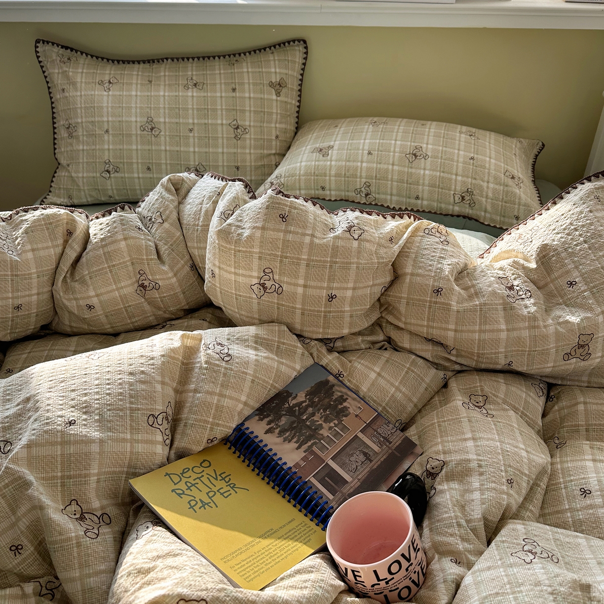 91家纺网 家纺一手货源 找家纺 贝扬思家纺 2026春夏新款高品质A类泡芙纱甜栗贝壳边四件套系列~小红书推荐（110g） 甜栗-青棕格纹熊