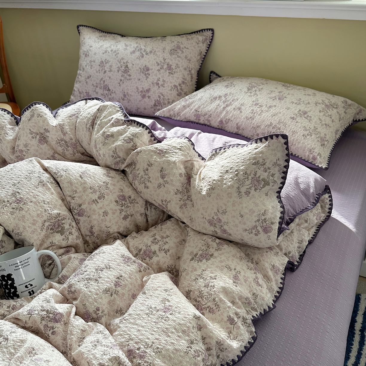 91家纺网 家纺一手货源 找家纺 贝扬思家纺 2026春夏新款高品质A类泡芙纱甜栗贝壳边四件套系列~小红书推荐（110g） 甜栗-柔紫碎花屿