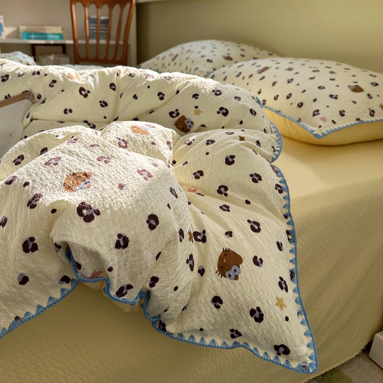 91家纺网 家纺一手货源 找家纺 贝扬思家纺 2026春夏新款高品质A类泡芙纱甜栗贝壳边四件套系列~小红书推荐（110g） 甜栗-豹纹咪星黄