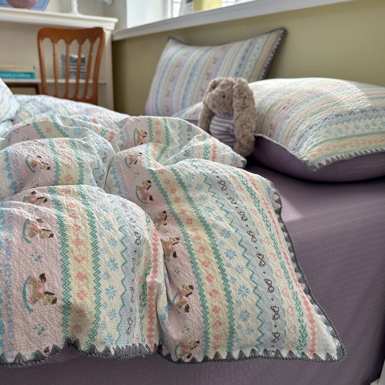 91家纺网 家纺一手货源 找家纺 贝扬思家纺 2026春夏新款高品质A类泡芙纱甜栗贝壳边四件套系列~小红书推荐（110g） 甜栗-甜心木马卷