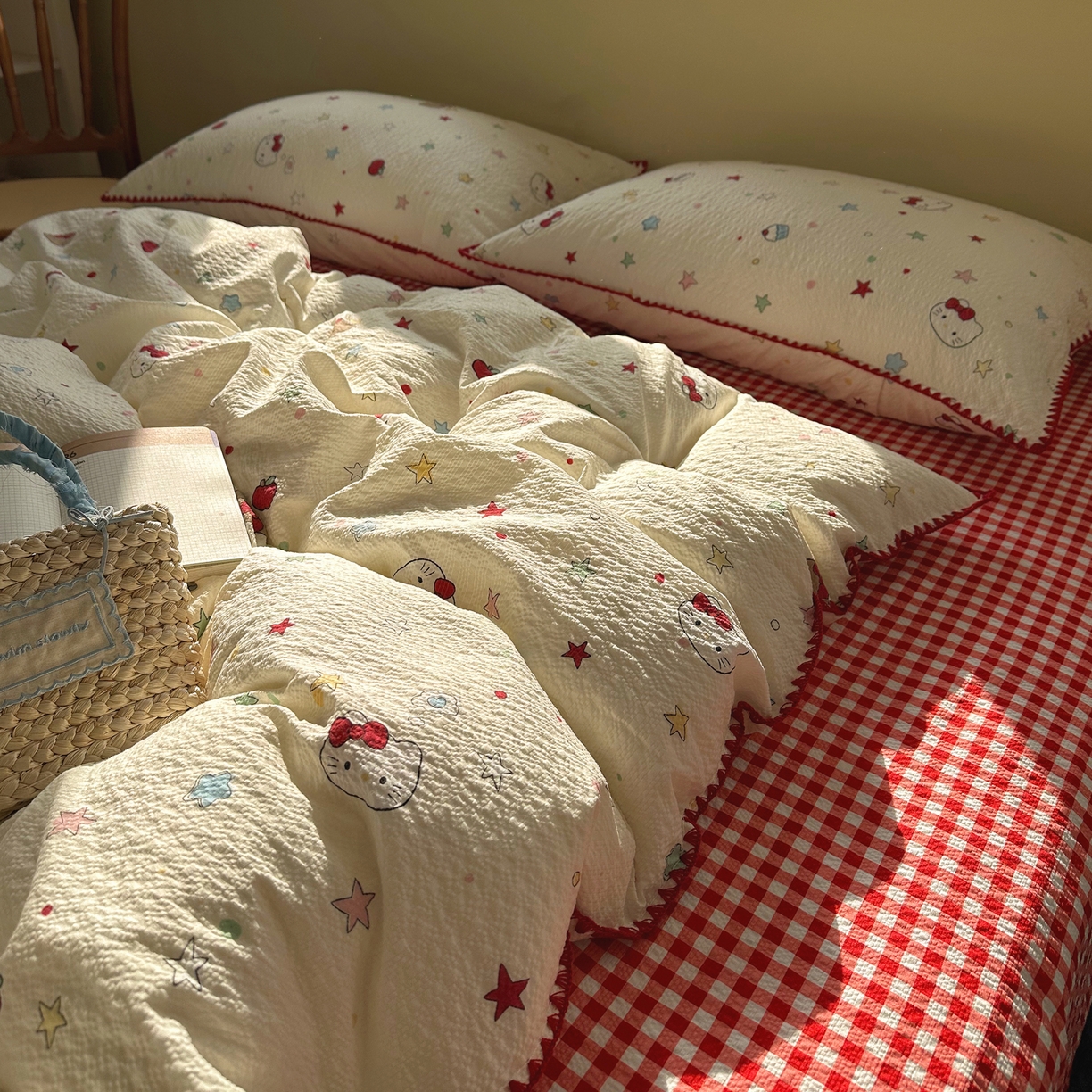 91家纺网 家纺一手货源 找家纺 贝扬思家纺 2026春夏新款高品质A类泡芙纱甜栗贝壳边四件套系列~小红书推荐（110g） 甜栗-星芒凯蒂