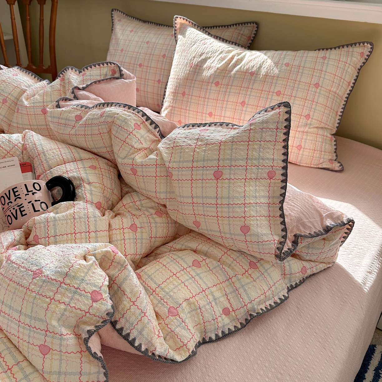 91家纺网 家纺一手货源 找家纺 贝扬思家纺 2026春夏新款高品质A类泡芙纱甜栗贝壳边四件套系列~小红书推荐（110g） 甜栗-格格心