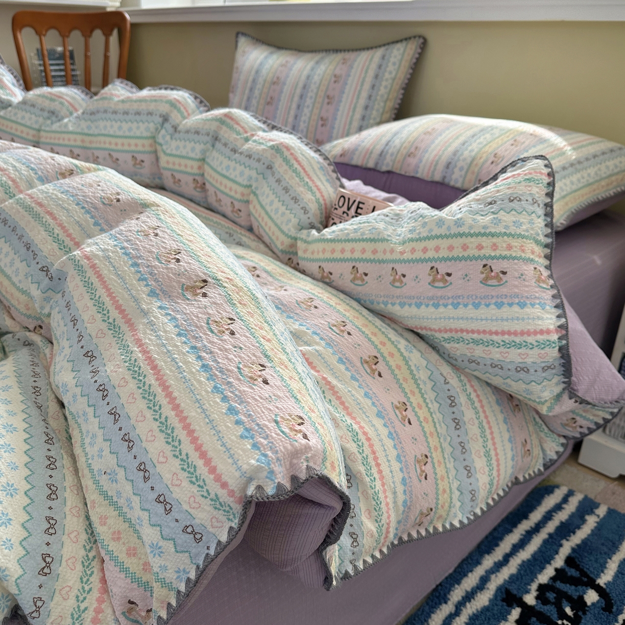 91家纺网 家纺一手货源 找家纺 贝扬思家纺 2026春夏新款高品质A类泡芙纱甜栗贝壳边四件套系列~小红书推荐（110g） 甜栗-甜心木马卷