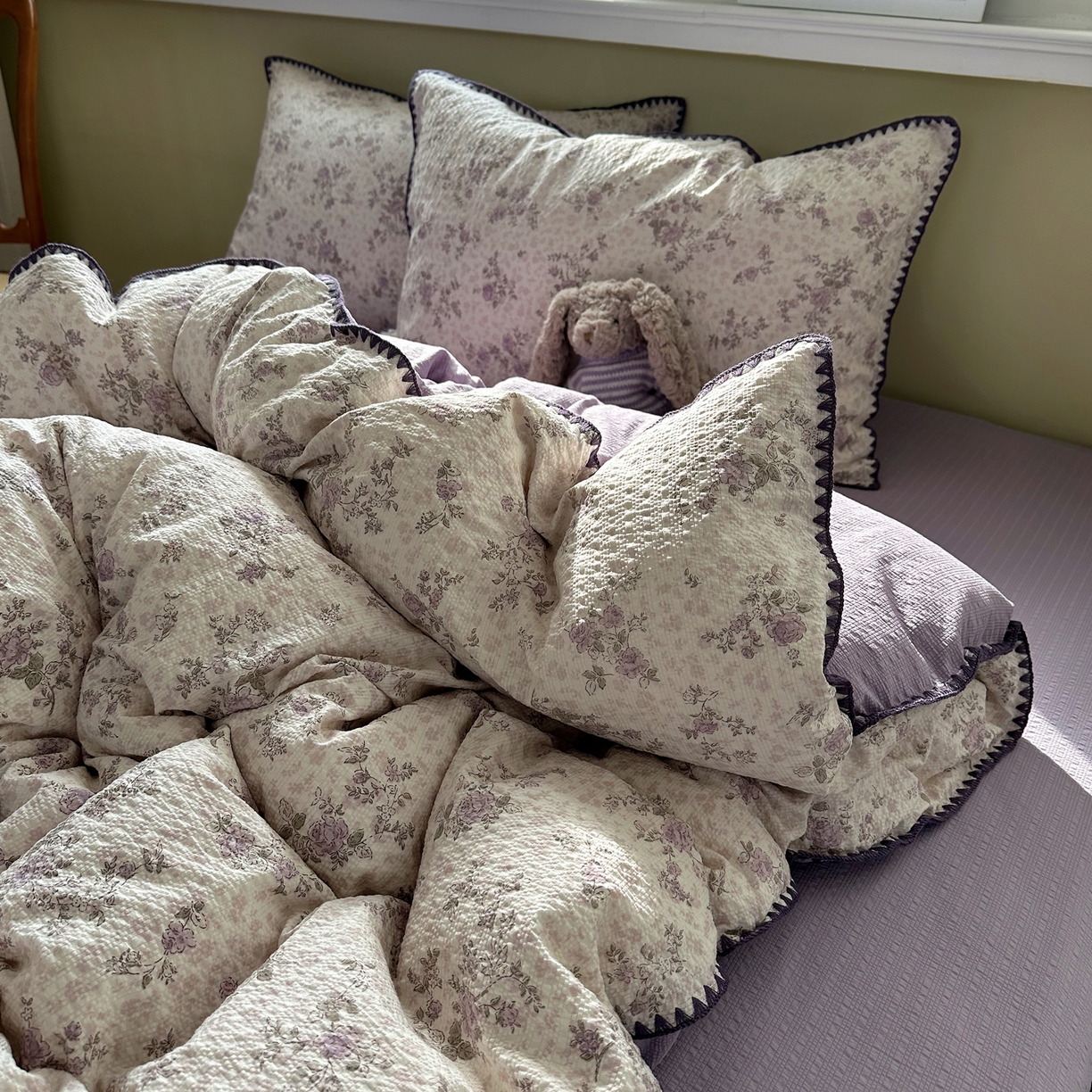 91家纺网 家纺一手货源 找家纺 贝扬思家纺 2026春夏新款高品质A类泡芙纱甜栗贝壳边四件套系列~小红书推荐（110g） 甜栗-柔紫碎花屿