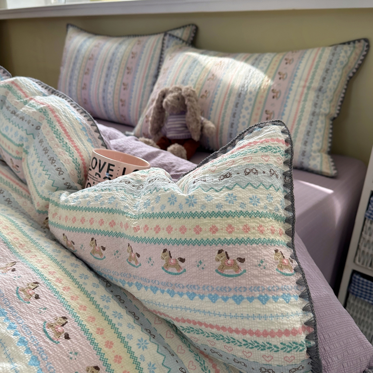 91家纺网 家纺一手货源 找家纺 贝扬思家纺 2026春夏新款高品质A类泡芙纱甜栗贝壳边四件套系列~小红书推荐（110g） 甜栗-甜心木马卷