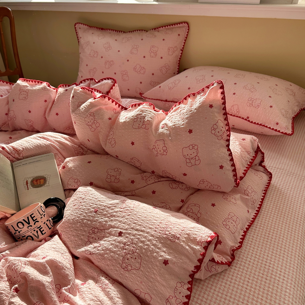 91家纺网 家纺一手货源 找家纺 贝扬思家纺 2026春夏新款高品质A类泡芙纱甜栗贝壳边四件套系列~小红书推荐（110g） 甜栗-描线小猫粉