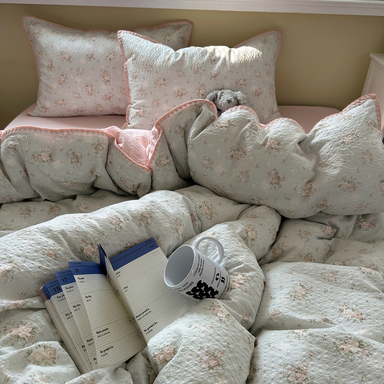 91家纺网 家纺一手货源 找家纺 贝扬思家纺 2026春夏新款高品质A类泡芙纱甜栗贝壳边四件套系列~小红书推荐（110g） 甜栗-柔诗意