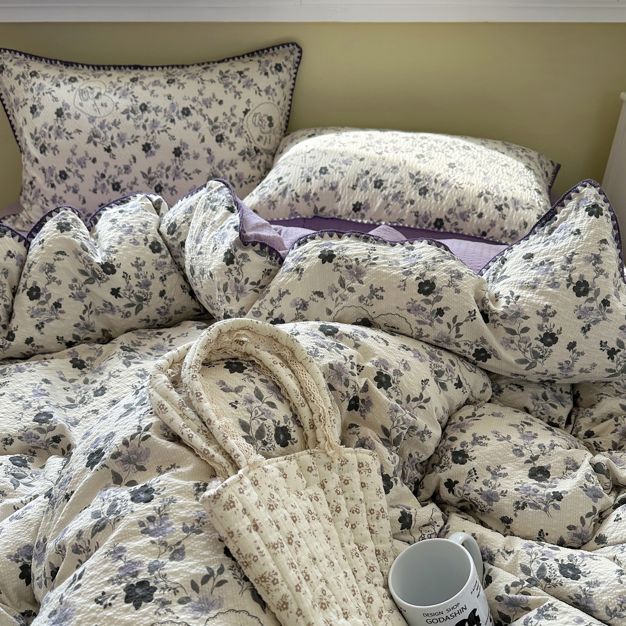 91家纺网 家纺一手货源 找家纺 贝扬思家纺 2026春夏新款高品质A类泡芙纱甜栗贝壳边四件套系列~小红书推荐（110g） 甜栗-小猫秘境灰