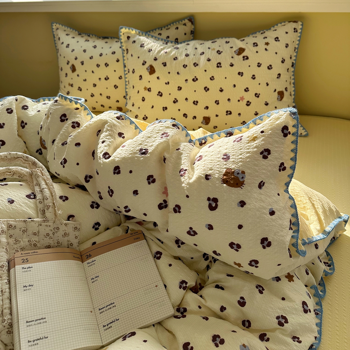 91家纺网 家纺一手货源 找家纺 贝扬思家纺 2026春夏新款高品质A类泡芙纱甜栗贝壳边四件套系列~小红书推荐（110g） 甜栗-豹纹咪星黄