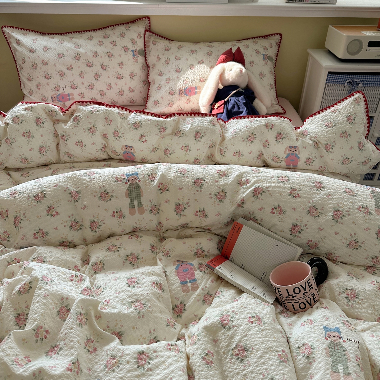 91家纺网 家纺一手货源 找家纺 贝扬思家纺 2026春夏新款高品质A类泡芙纱甜栗贝壳边四件套系列~小红书推荐（110g） 甜栗-甜卷兔兔