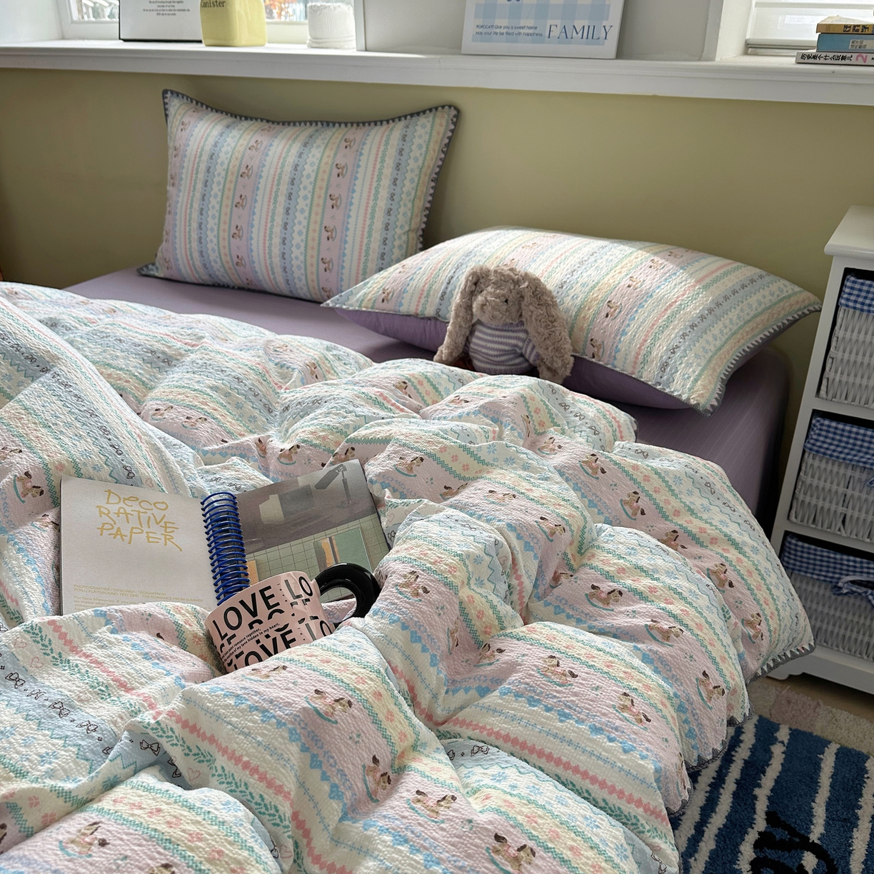 91家纺网 家纺一手货源 找家纺 贝扬思家纺 2026春夏新款高品质A类泡芙纱甜栗贝壳边四件套系列~小红书推荐（110g） 甜栗-甜心木马卷