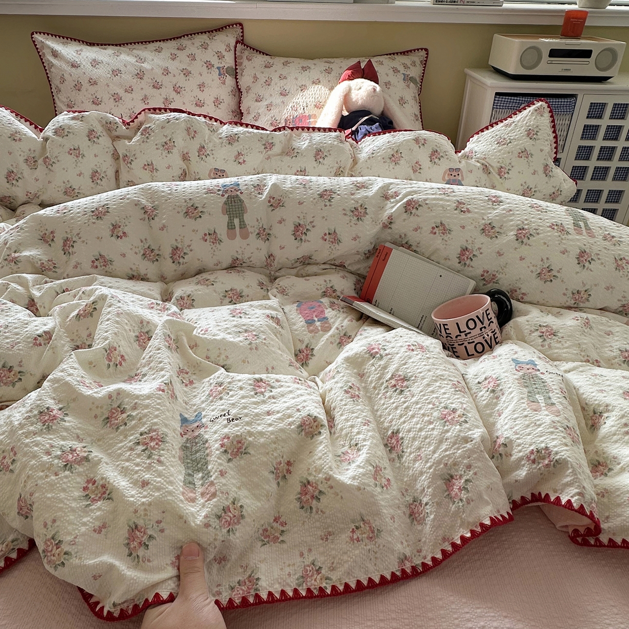 91家纺网 家纺一手货源 找家纺 贝扬思家纺 2026春夏新款高品质A类泡芙纱甜栗贝壳边四件套系列~小红书推荐（110g） 甜栗-甜卷兔兔