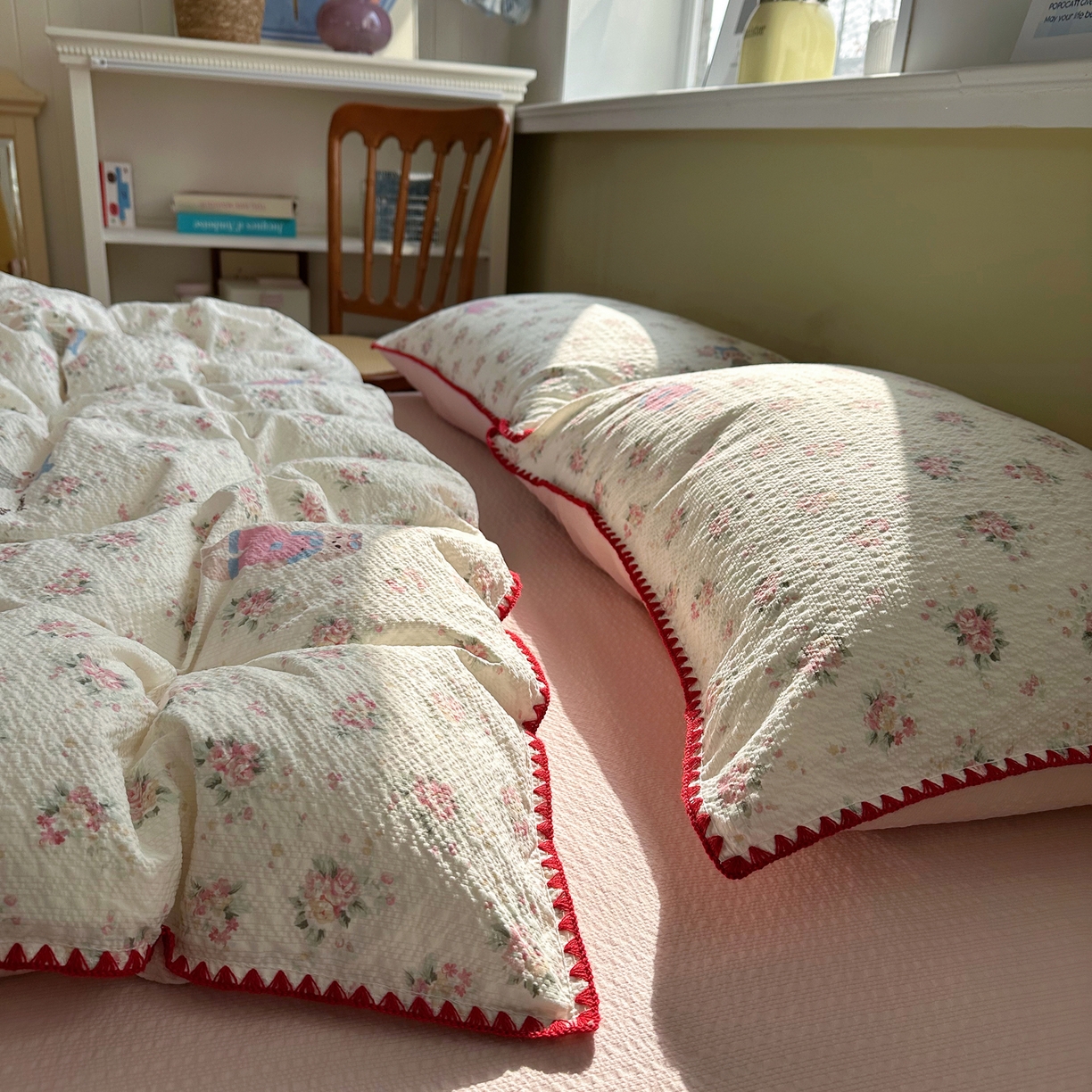 91家纺网 家纺一手货源 找家纺 贝扬思家纺 2026春夏新款高品质A类泡芙纱甜栗贝壳边四件套系列~小红书推荐（110g） 甜栗-甜卷兔兔