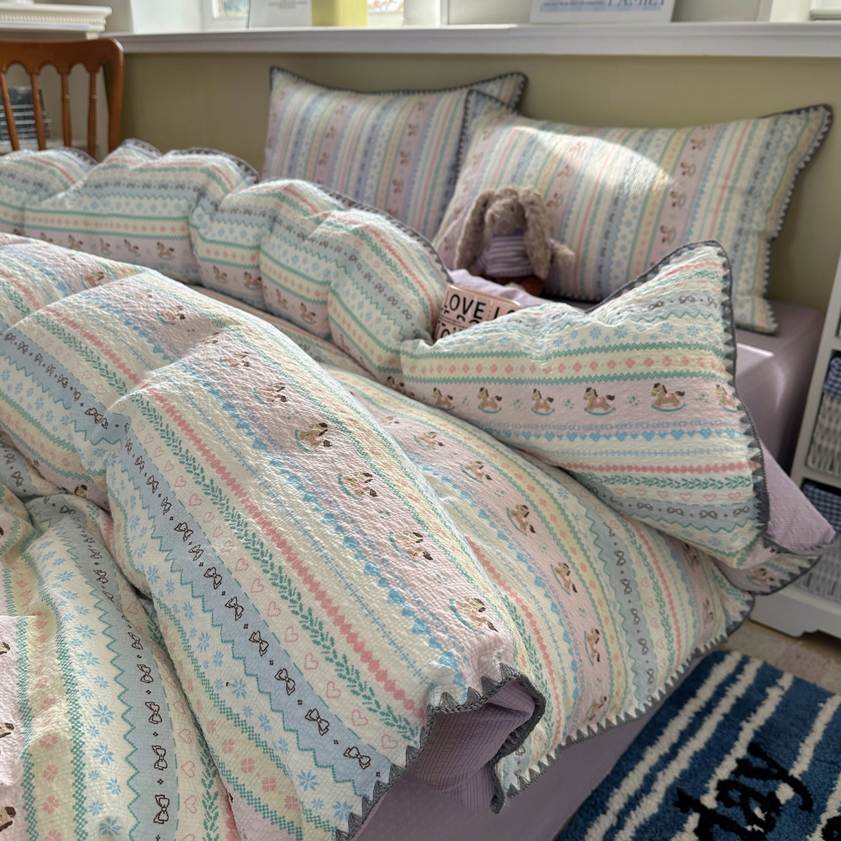 91家纺网 家纺一手货源 找家纺 贝扬思家纺 2026春夏新款高品质A类泡芙纱甜栗贝壳边四件套系列~小红书推荐（110g） 甜栗-甜心木马卷