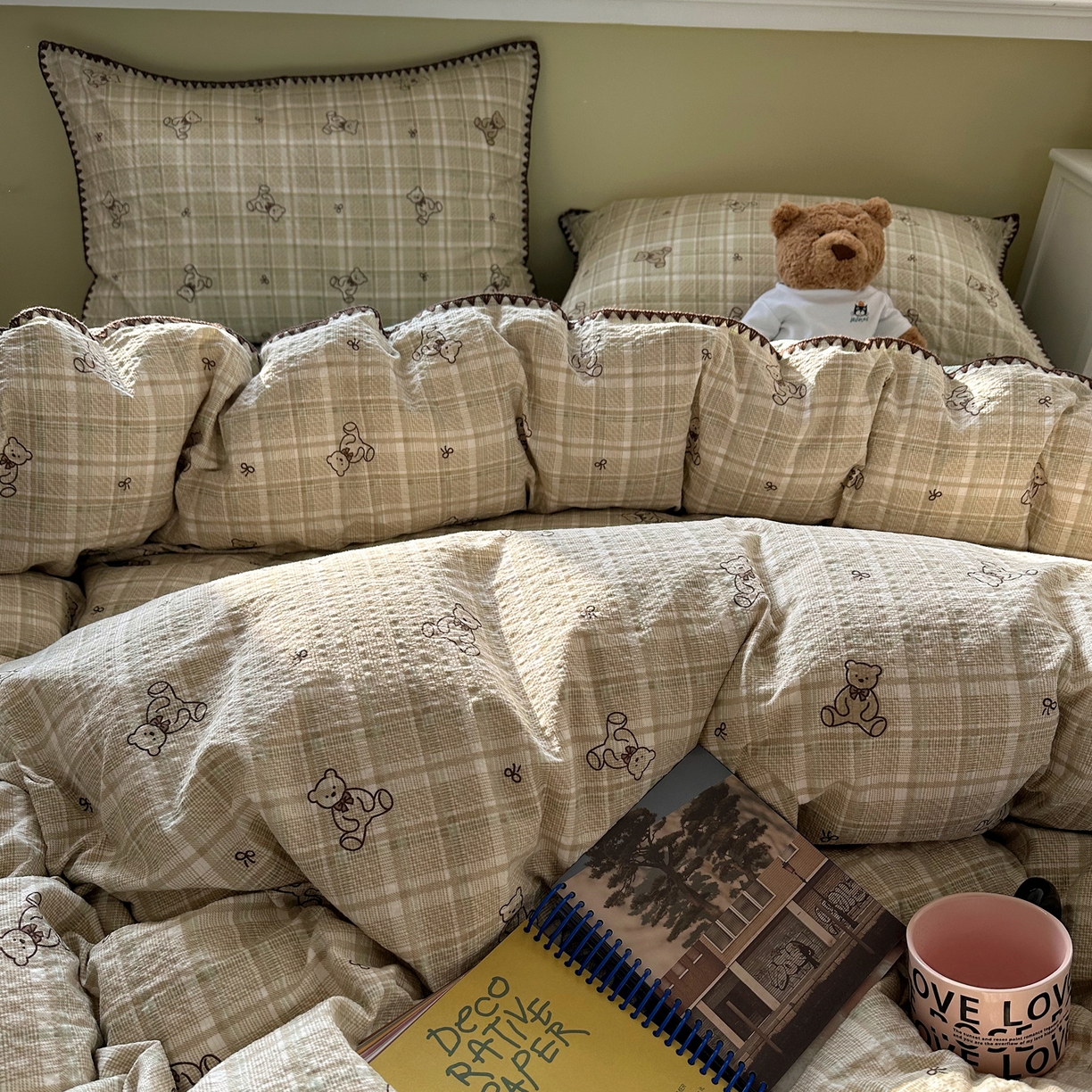 91家纺网 家纺一手货源 找家纺 贝扬思家纺 2026春夏新款高品质A类泡芙纱甜栗贝壳边四件套系列~小红书推荐（110g） 甜栗-青棕格纹熊