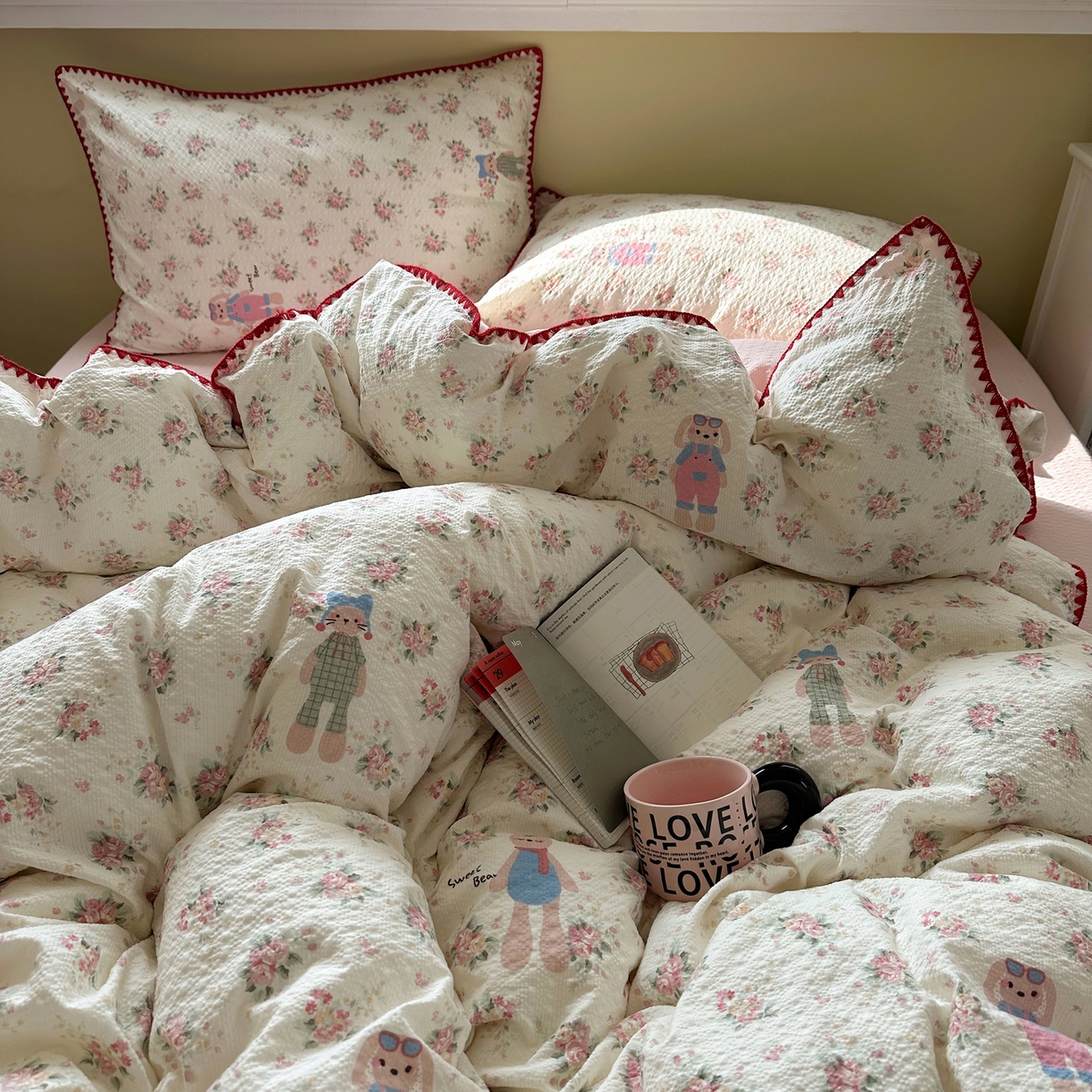 91家纺网 家纺一手货源 找家纺 贝扬思家纺 2026春夏新款高品质A类泡芙纱甜栗贝壳边四件套系列~小红书推荐（110g） 甜栗-甜卷兔兔