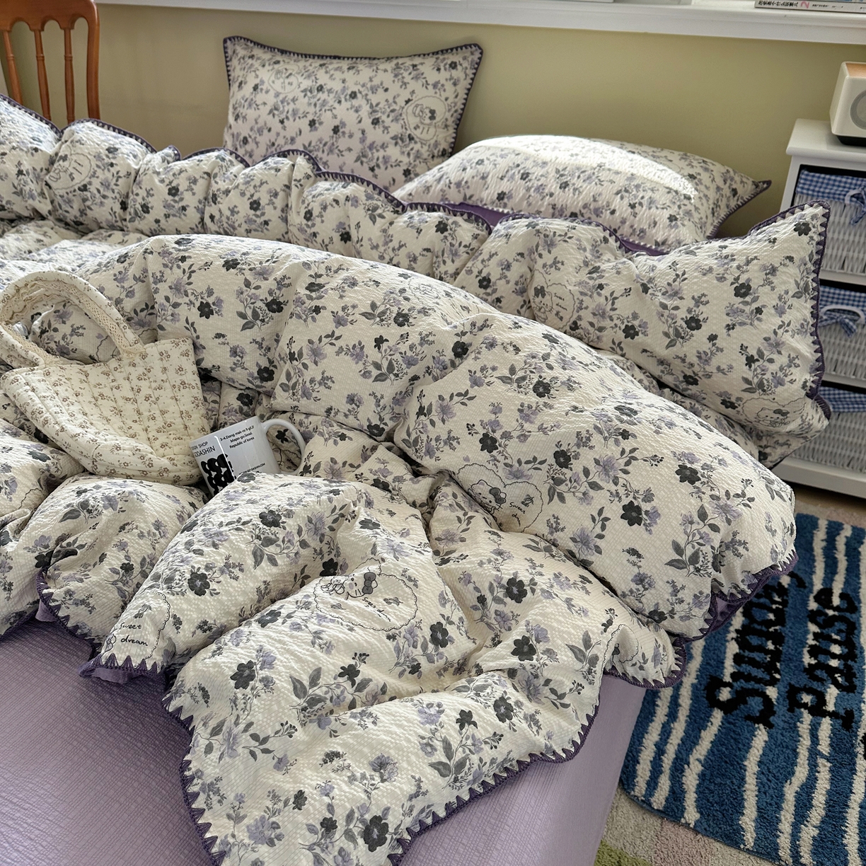 91家纺网 家纺一手货源 找家纺 贝扬思家纺 2026春夏新款高品质A类泡芙纱甜栗贝壳边四件套系列~小红书推荐（110g） 甜栗-小猫秘境灰