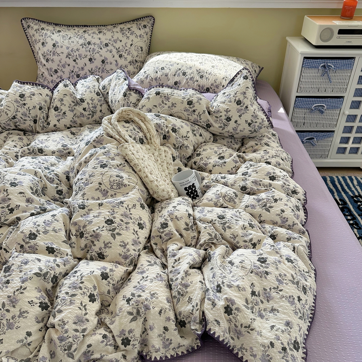 91家纺网 家纺一手货源 找家纺 贝扬思家纺 2026春夏新款高品质A类泡芙纱甜栗贝壳边四件套系列~小红书推荐（110g） 甜栗-小猫秘境灰