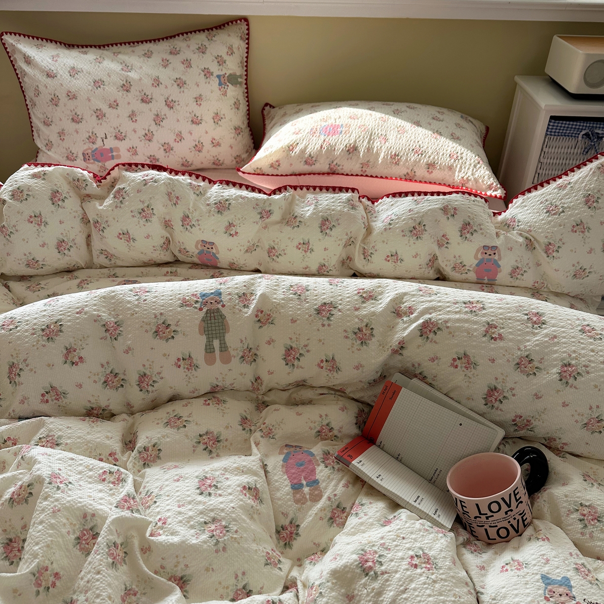 91家纺网 家纺一手货源 找家纺 贝扬思家纺 2026春夏新款高品质A类泡芙纱甜栗贝壳边四件套系列~小红书推荐（110g） 甜栗-甜卷兔兔