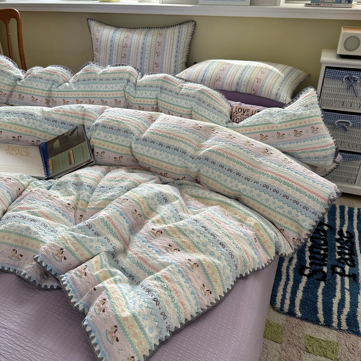 91家纺网 家纺一手货源 找家纺 贝扬思家纺 2026春夏新款高品质A类泡芙纱甜栗贝壳边四件套系列~小红书推荐（110g） 甜栗-甜心木马卷