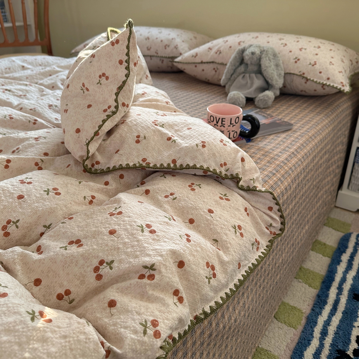 91家纺网 家纺一手货源 找家纺 贝扬思家纺 2026春夏新款高品质A类泡芙纱甜栗贝壳边四件套系列~小红书推荐（110g） 甜栗-酒渍樱桃