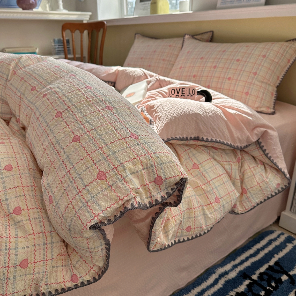 91家纺网 家纺一手货源 找家纺 贝扬思家纺 2026春夏新款高品质A类泡芙纱甜栗贝壳边四件套系列~小红书推荐（110g） 甜栗-格格心