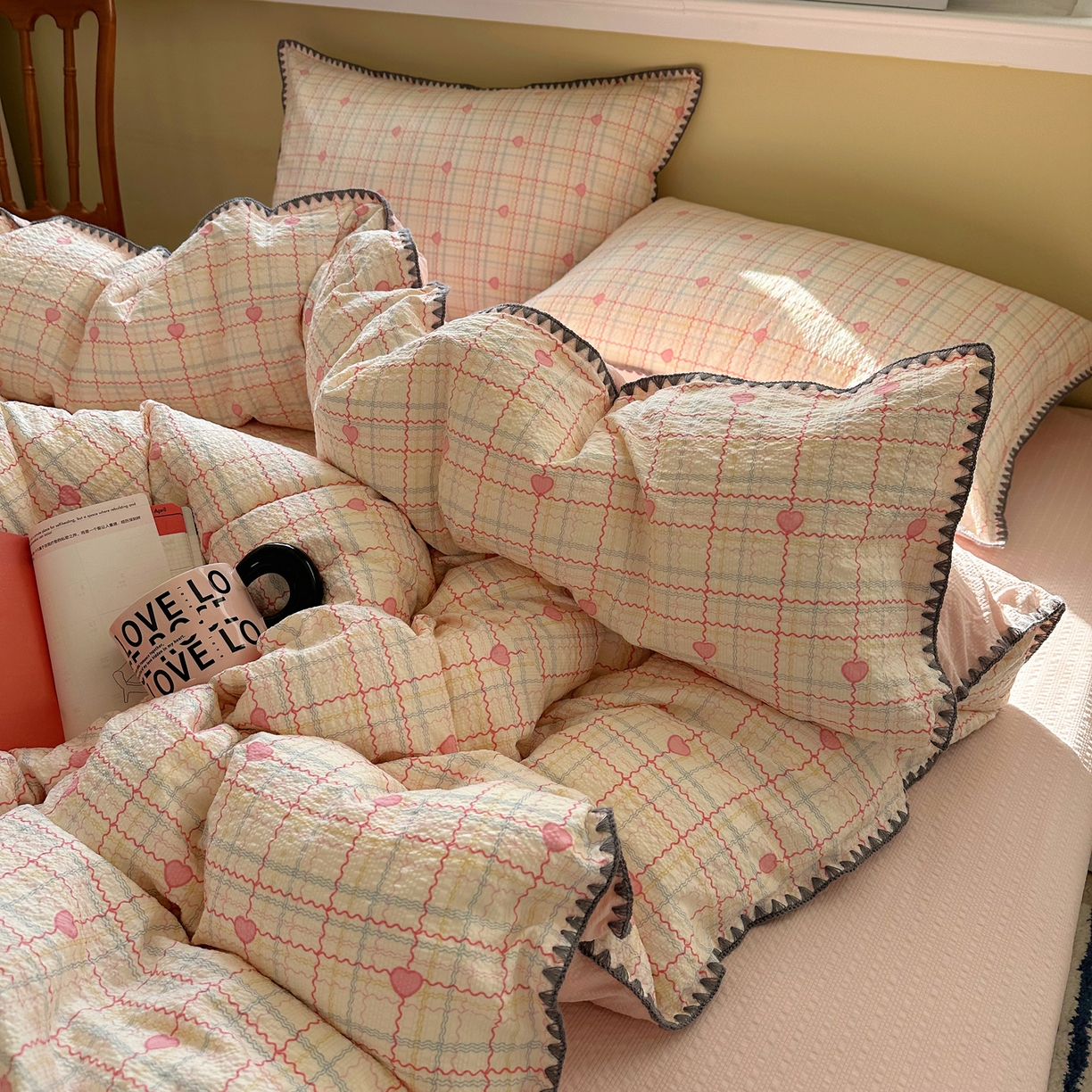 91家纺网 家纺一手货源 找家纺 贝扬思家纺 2026春夏新款高品质A类泡芙纱甜栗贝壳边四件套系列~小红书推荐（110g） 甜栗-格格心