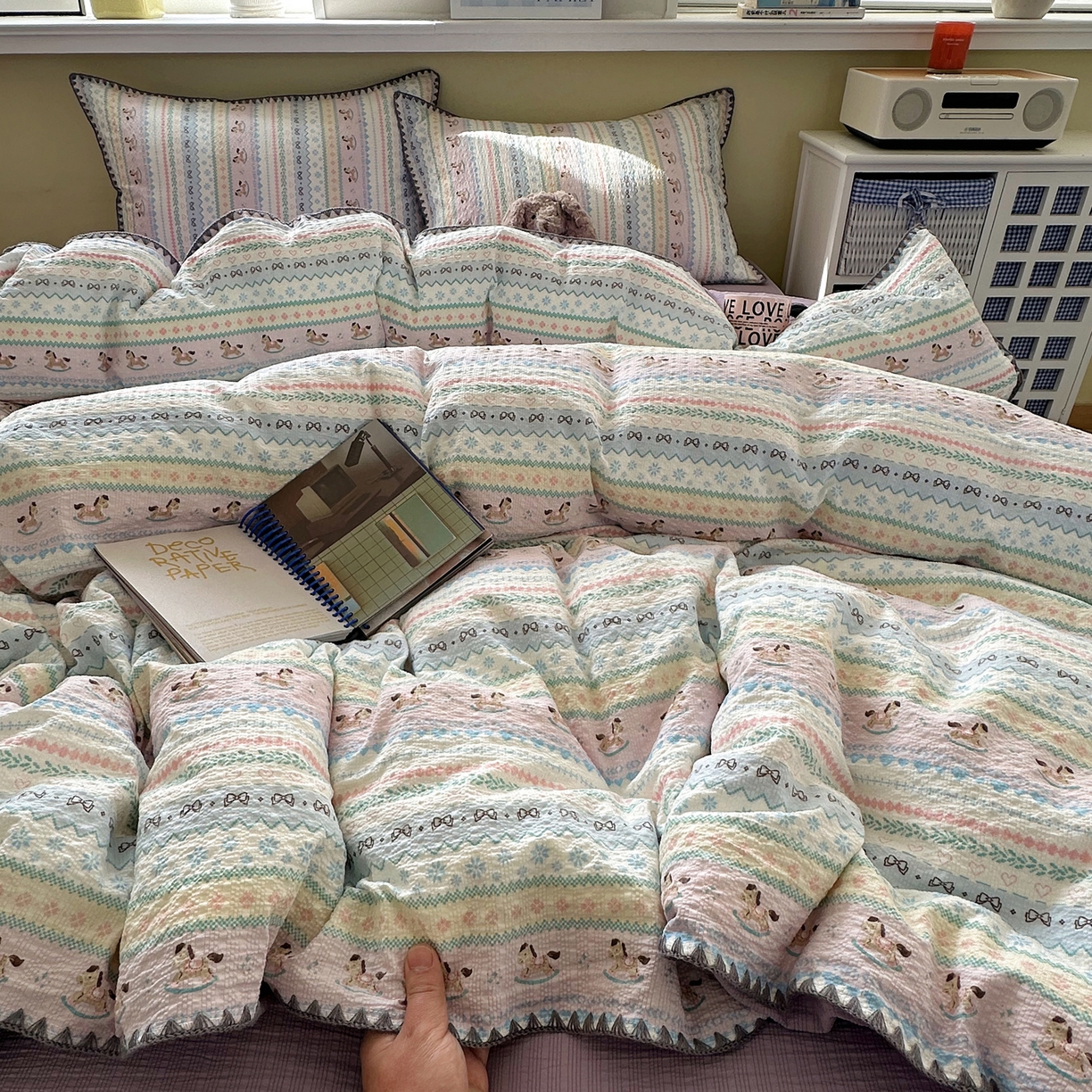 91家纺网 家纺一手货源 找家纺 贝扬思家纺 2026春夏新款高品质A类泡芙纱甜栗贝壳边四件套系列~小红书推荐（110g） 甜栗-甜心木马卷