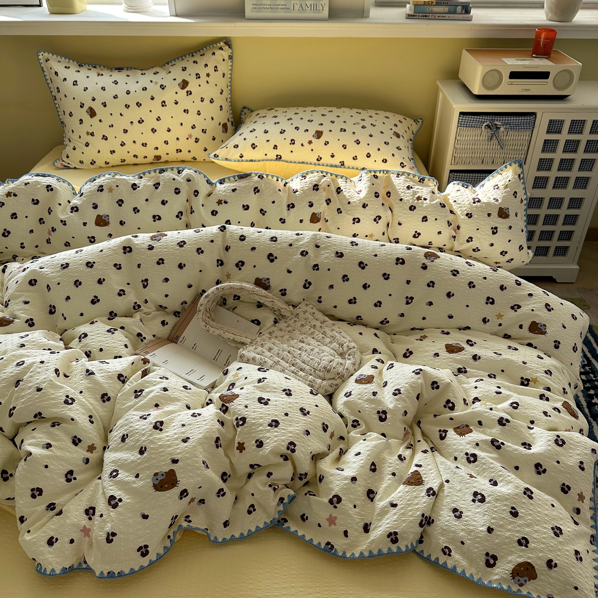 91家纺网 家纺一手货源 找家纺 贝扬思家纺 2026春夏新款高品质A类泡芙纱甜栗贝壳边四件套系列~小红书推荐（110g） 甜栗-豹纹咪星黄