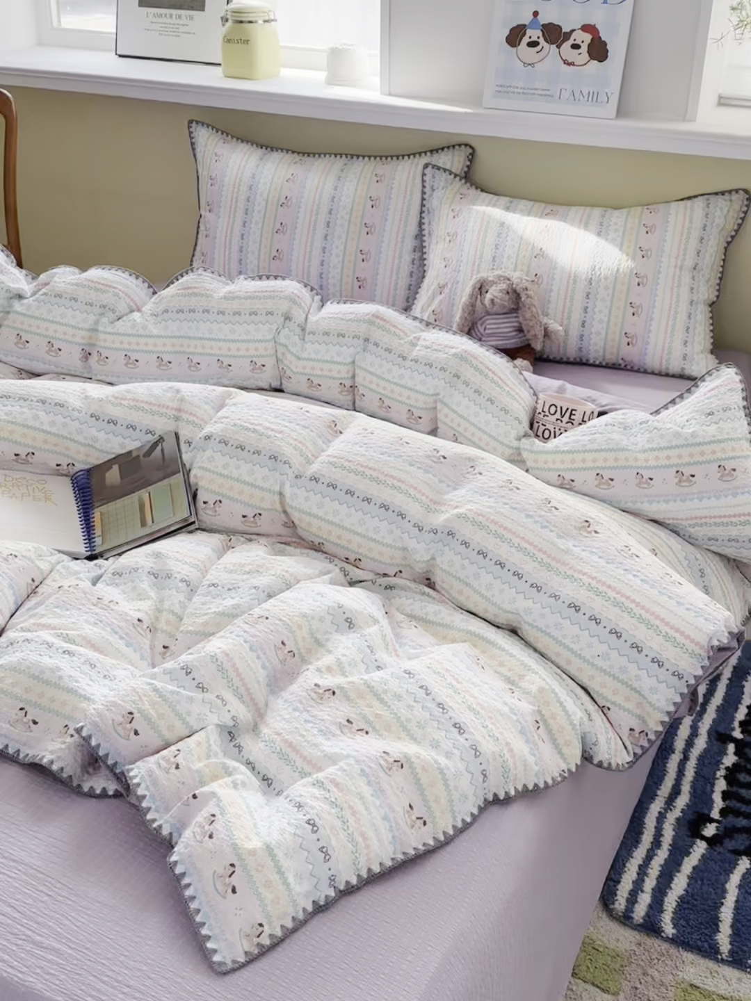 91家纺网 家纺一手货源 找家纺 贝扬思家纺 2026春夏新款高品质A类泡芙纱甜栗贝壳边四件套系列~小红书推荐（110g） 甜栗-甜心木马卷