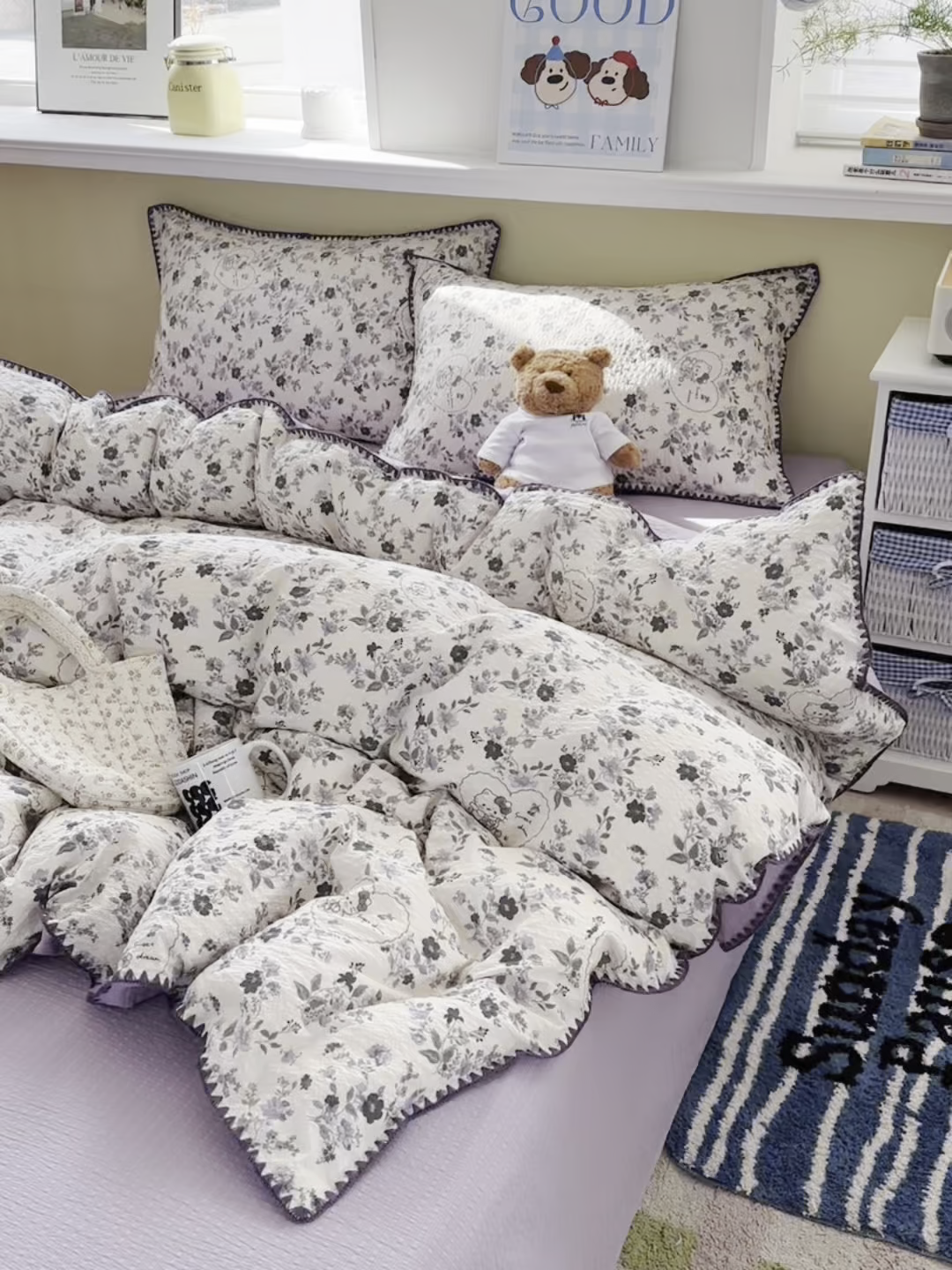 91家纺网 家纺一手货源 找家纺 贝扬思家纺 2026春夏新款高品质A类泡芙纱甜栗贝壳边四件套系列~小红书推荐（110g） 甜栗-小猫秘境灰