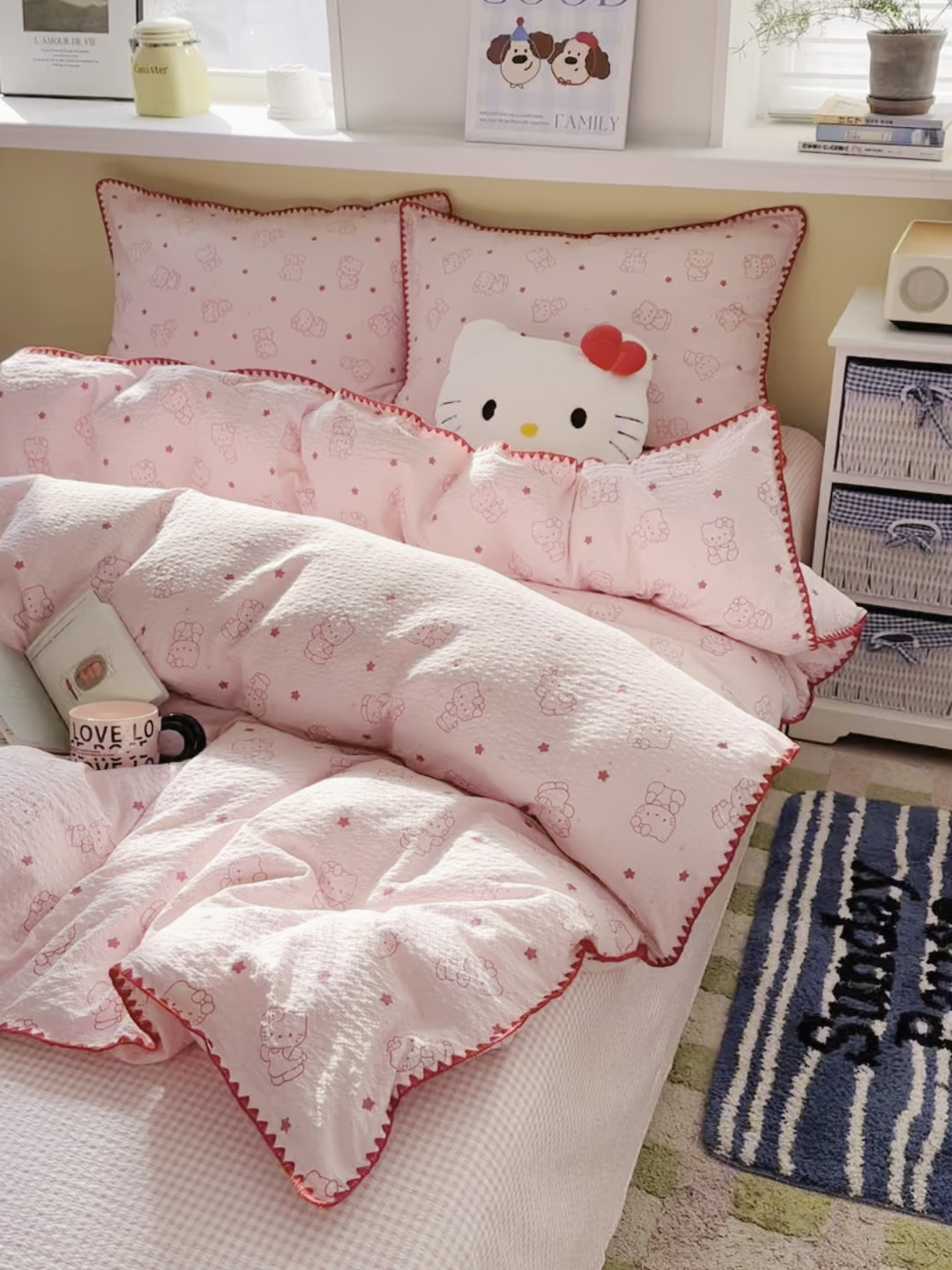 91家纺网 家纺一手货源 找家纺 贝扬思家纺 2026春夏新款高品质A类泡芙纱甜栗贝壳边四件套系列~小红书推荐（110g） 甜栗-描线小猫粉