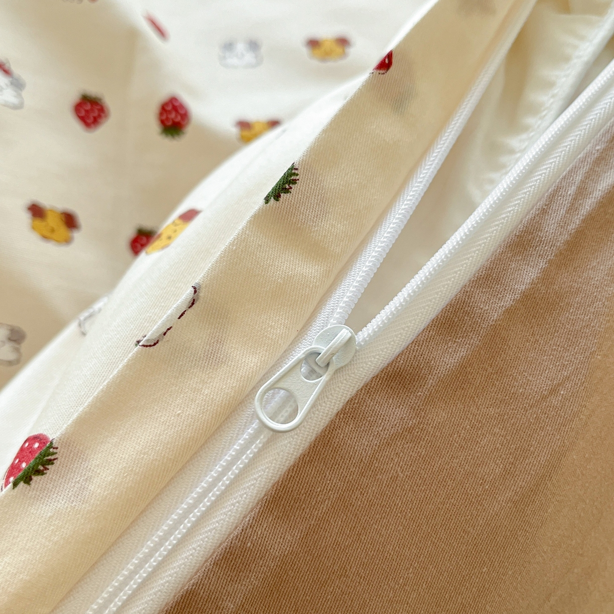 91家纺网 家纺一手货源 找家纺 柠馨 2026春夏新款13372全棉纯棉印花单被套 被套单件-芙拉系列 草莓奶昔