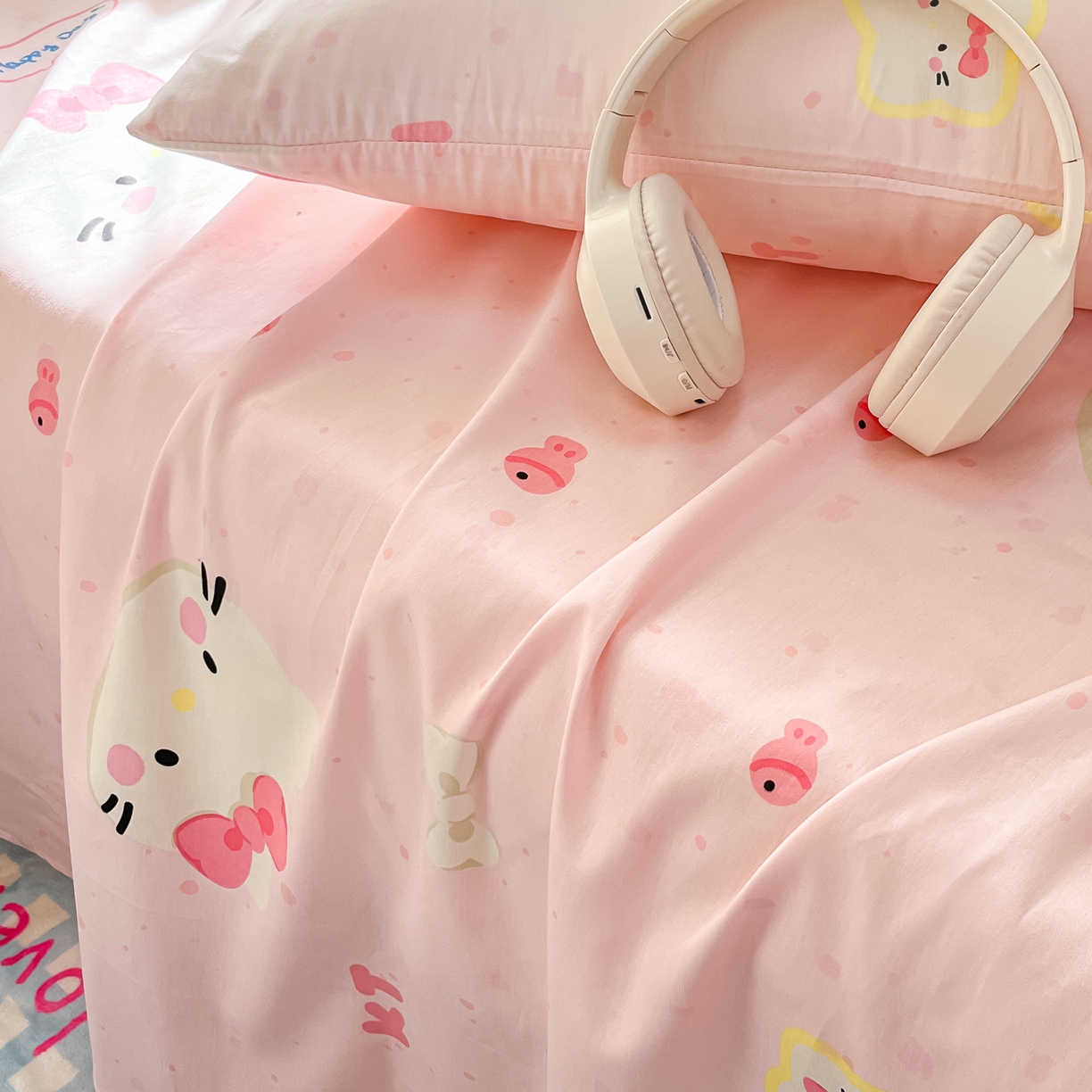 91家纺网 家纺一手货源 找家纺 瑞莱 2026新款纯棉全棉单品印花卡通床单枕套系列 蝴蝶结猫咪