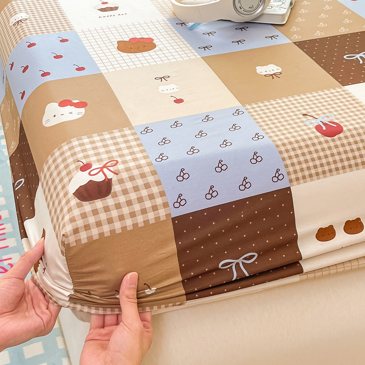 91家纺网 家纺一手货源 找家纺 瑞莱 2026新款纯棉全棉单品印花卡通床笠枕套系列 樱桃猫咪