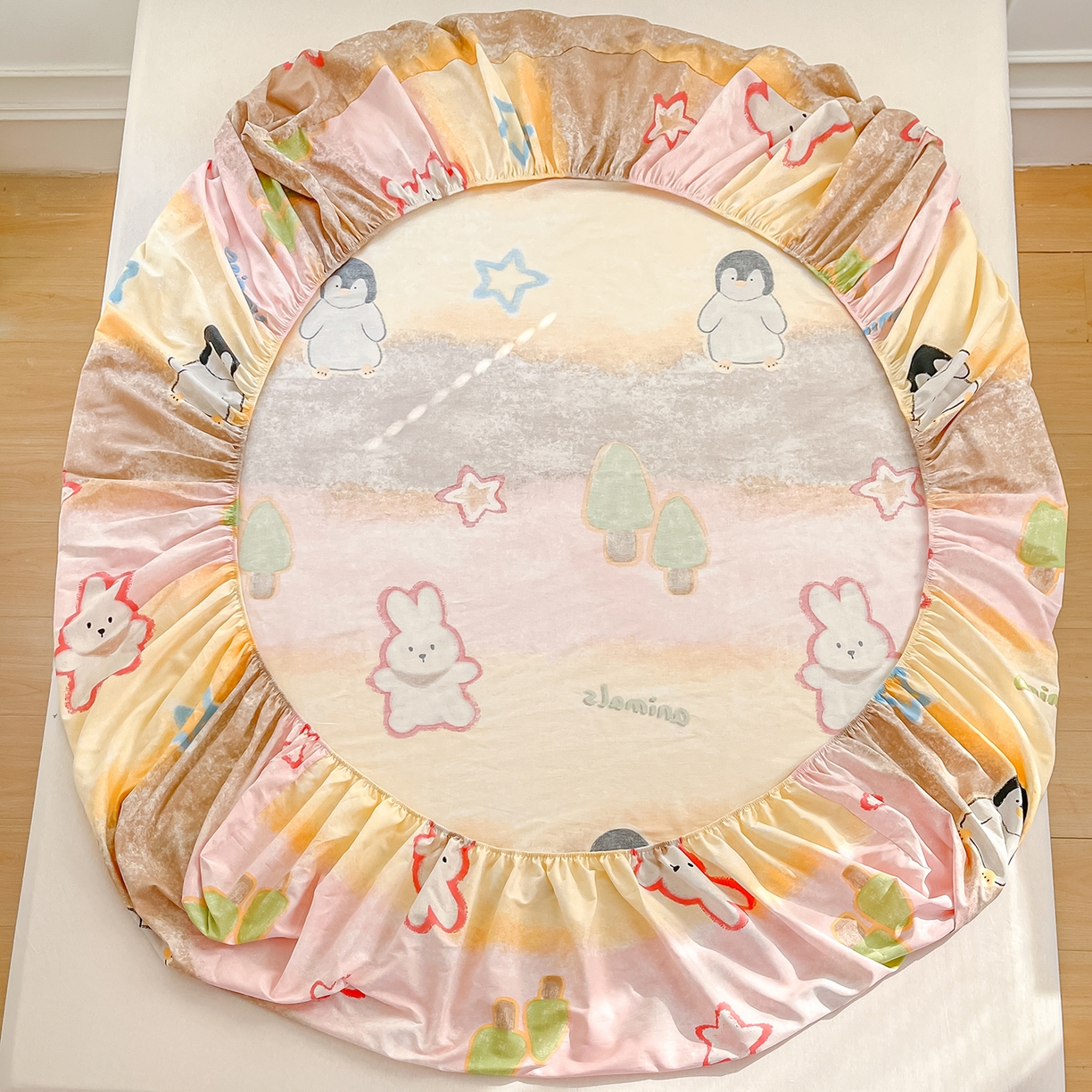 91家纺网 家纺一手货源 找家纺 瑞莱 2026新款纯棉全棉单品印花卡通床笠枕套系列 呆萌企鹅