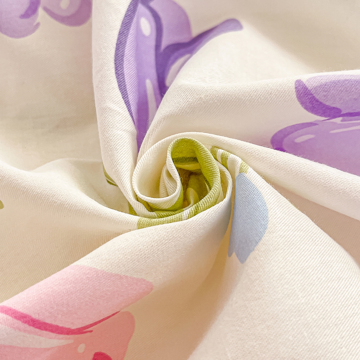 91家纺网 家纺一手货源 找家纺 瑞莱 2026新款纯棉全棉单品印花卡通床笠枕套系列 绽放