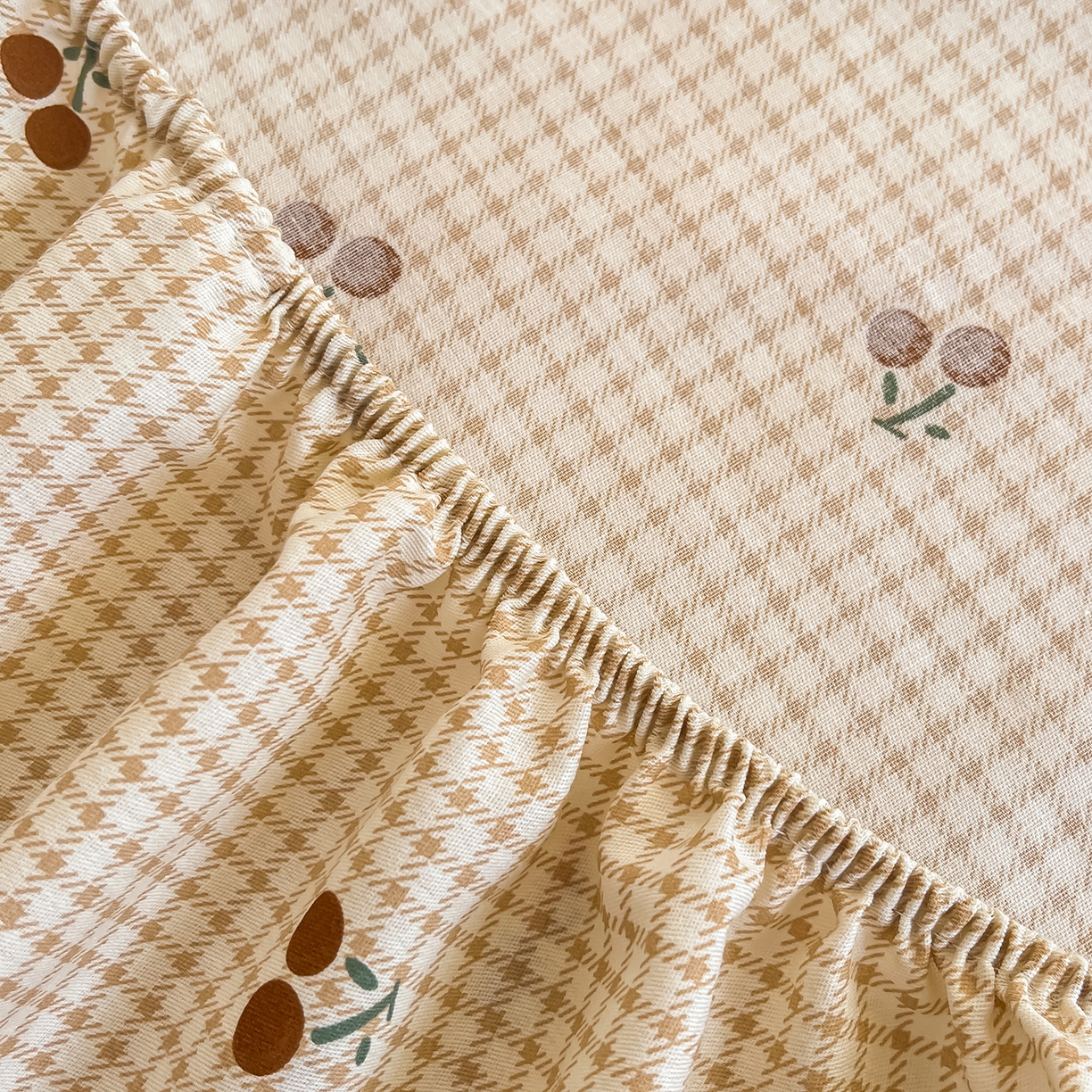 91家纺网 家纺一手货源 找家纺 瑞莱 2026新款纯棉全棉单品印花卡通床笠枕套系列 樱桃点点