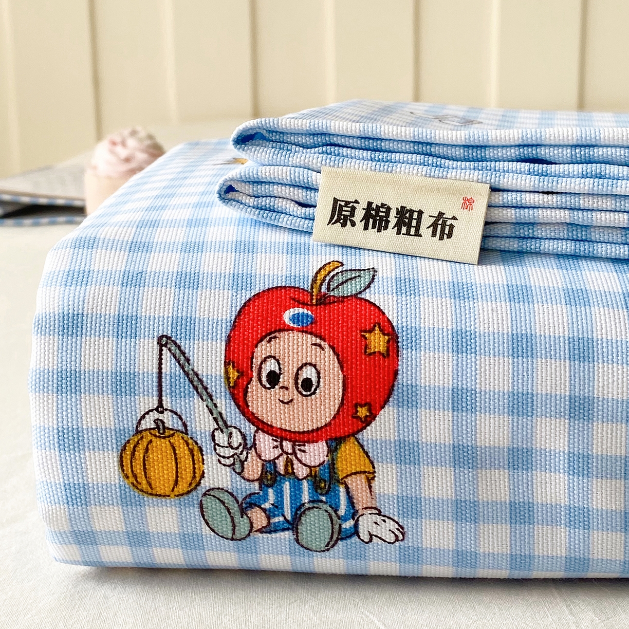 91家纺网 家纺一手货源 找家纺 棉乐町家居 2026新款工艺款原棉印花老粗布床单系列 红帽格